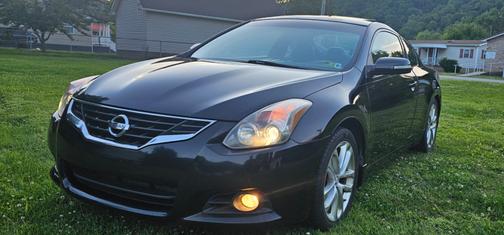 Black 2011 Nissan Altima 3.5 SR