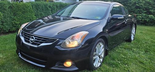 Black 2011 Nissan Altima 3.5 SR