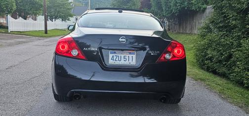 Black 2011 Nissan Altima 3.5 SR