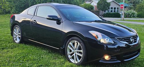 Black 2011 Nissan Altima 3.5 SR