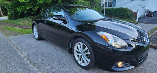 Black 2011 Nissan Altima 3.5 SR