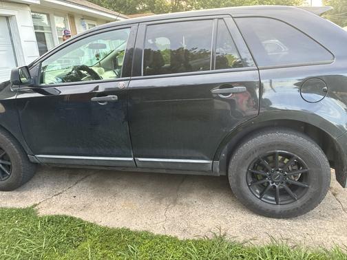 Black 2010 Ford Edge SE