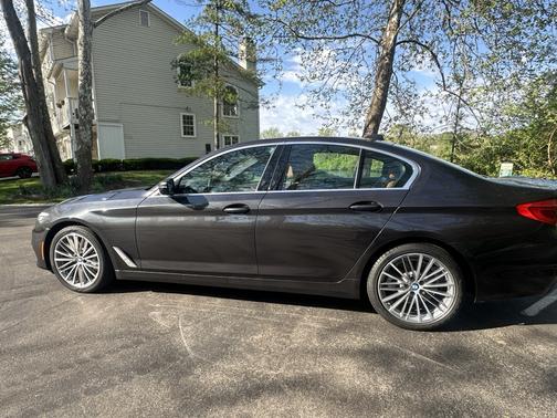 Gray 2019 BMW 530 i xDrive