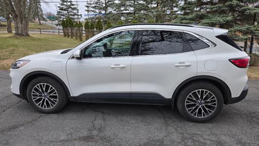 2022 Ford Escape PHEV Titanium