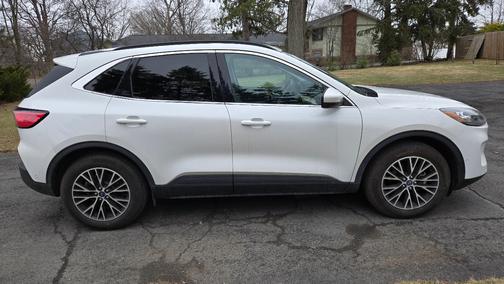 2022 Ford Escape PHEV Titanium