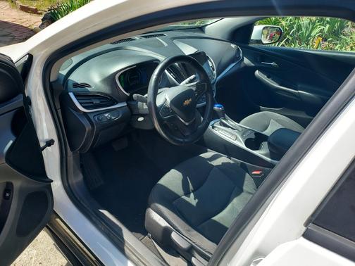 White 2017 Chevrolet Volt LT