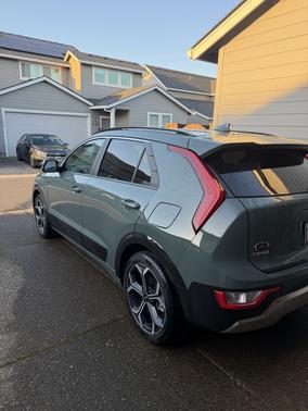 Green 2025 Kia Niro EX Touring