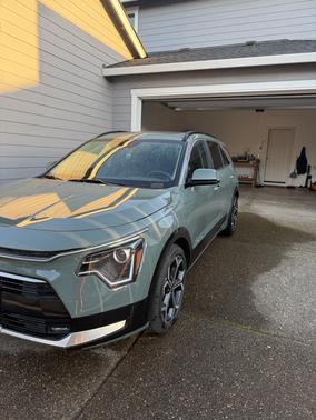 Green 2025 Kia Niro EX Touring