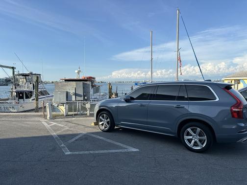 Gray 2021 Volvo XC90 T6 Momentum