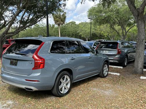 Gray 2021 Volvo XC90 T6 Momentum