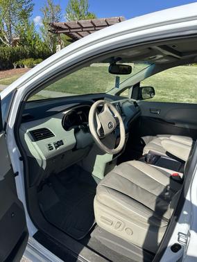 White 2011 Toyota Sienna XLE