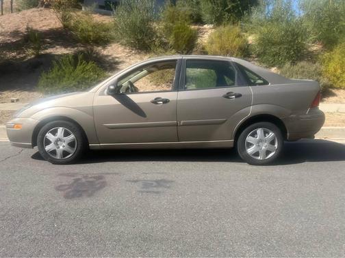 Gray 2004 Ford Focus SE