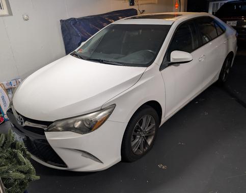 White 2017 Toyota Camry SE