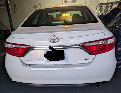 White 2017 Toyota Camry SE