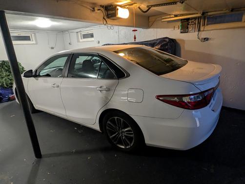 White 2017 Toyota Camry SE