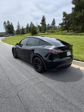 Black 2022 Tesla Model Y Long Range