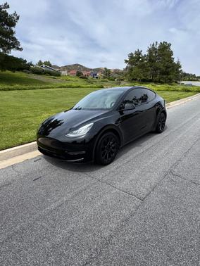 Black 2022 Tesla Model Y Long Range