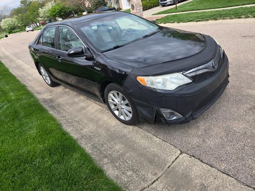 Black 2014 Toyota Camry Hybrid XLE