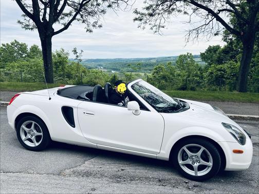 White 2000 Toyota MR2 Spyder