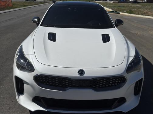 White 2018 Kia Stinger GT2