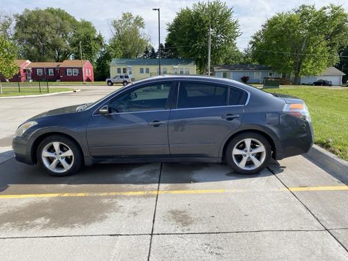 Gray 2009 Nissan Altima 3.5 SE