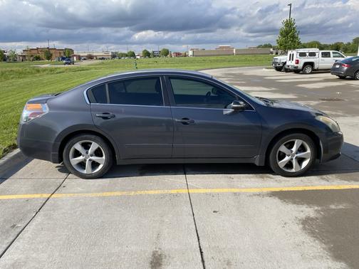 Gray 2009 Nissan Altima 3.5 SE