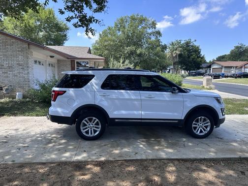 White 2016 Ford Explorer XLT