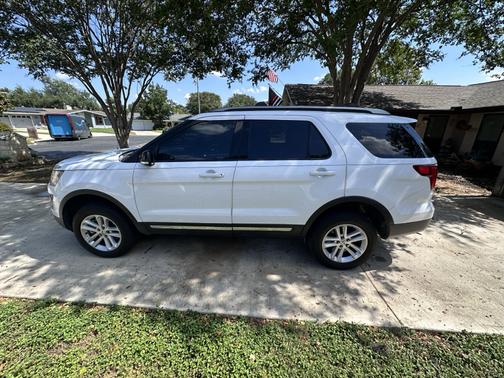 White 2016 Ford Explorer XLT