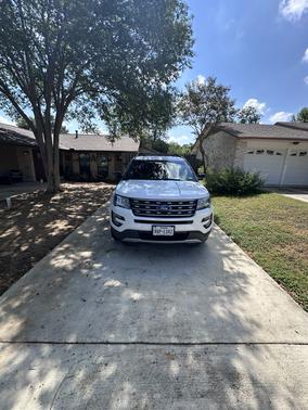 White 2016 Ford Explorer XLT