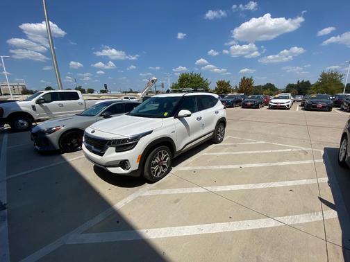 White 2021 Kia Seltos SX