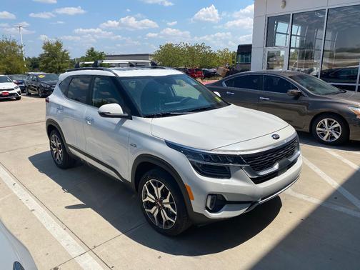 White 2021 Kia Seltos SX