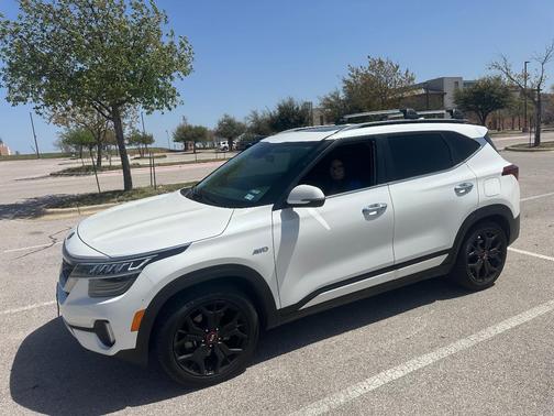 White 2021 Kia Seltos SX