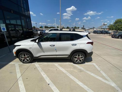 White 2021 Kia Seltos SX
