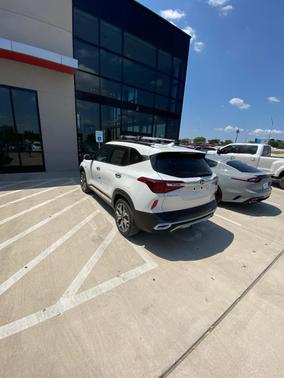 White 2021 Kia Seltos SX