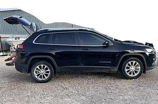 Photo 2 of 11 of 2019 Jeep Cherokee Latitude