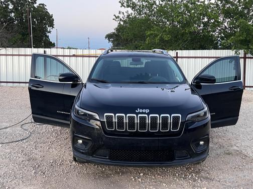 Photo 3 of 11 of 2019 Jeep Cherokee Latitude