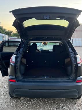 Photo 4 of 11 of 2019 Jeep Cherokee Latitude
