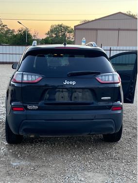 Photo 5 of 11 of 2019 Jeep Cherokee Latitude
