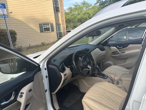White 2019 Nissan Rogue SL
