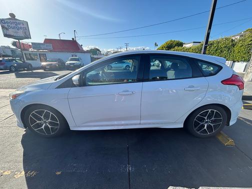 White 2016 Ford Focus SE