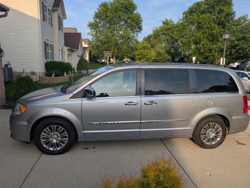 2013 Chrysler Town & Country Touring-L