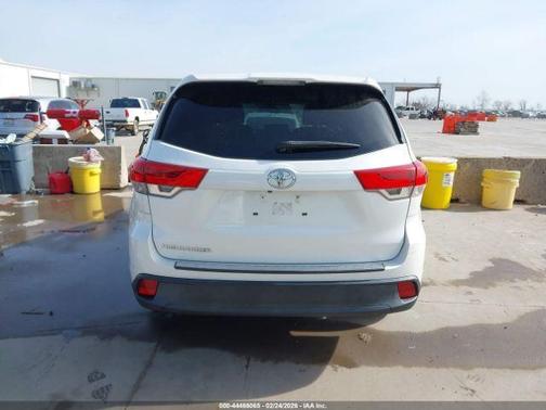 White 2017 Toyota Highlander LE