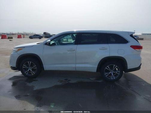 White 2017 Toyota Highlander LE