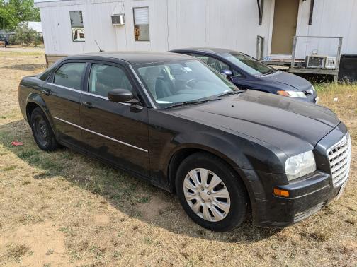 Photo 4 of 10 of 2008 Chrysler 300 LX
