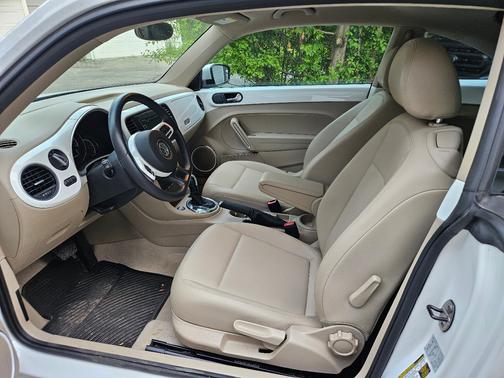 White 2013 Volkswagen Beetle 2.5L