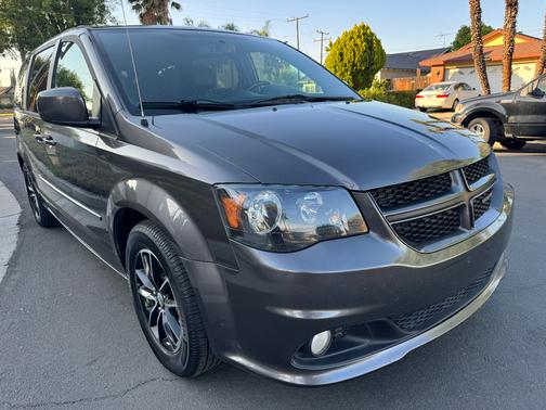 Gray 2017 Dodge Grand Caravan GT