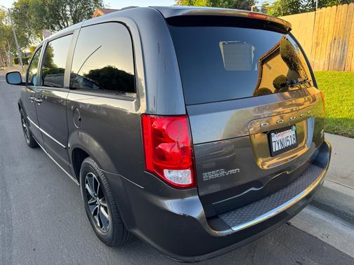 Gray 2017 Dodge Grand Caravan GT