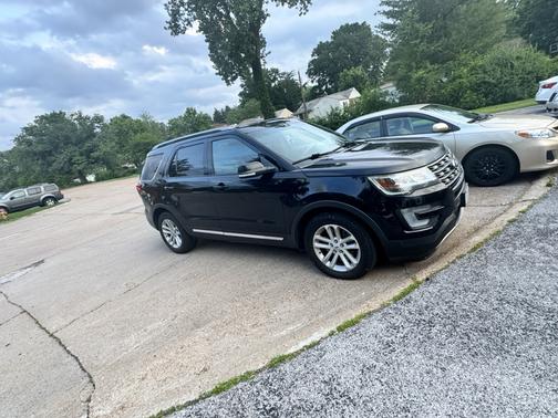 Black 2017 Ford Explorer XLT