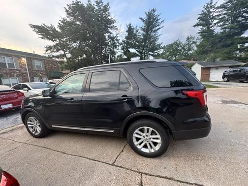 Black 2017 Ford Explorer XLT