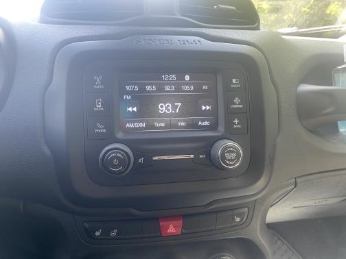 Photo 1 of 5 of 2016 Jeep Renegade Latitude